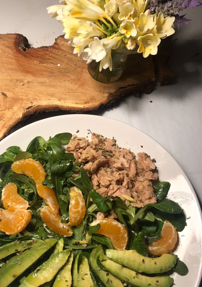 Una foto de Ensalada completa y rapidísima, con mandarina