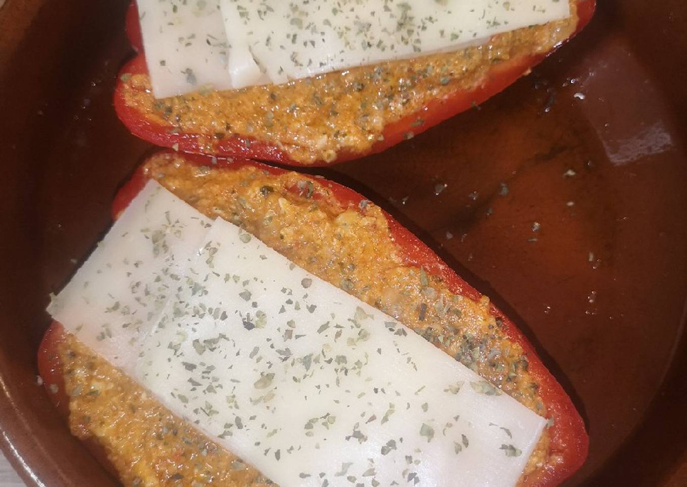 Pimientos rellenos de picada de cerdo y bechamel de queso