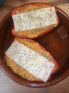 Una foto de Pimientos rellenos de picada de cerdo y bechamel de queso