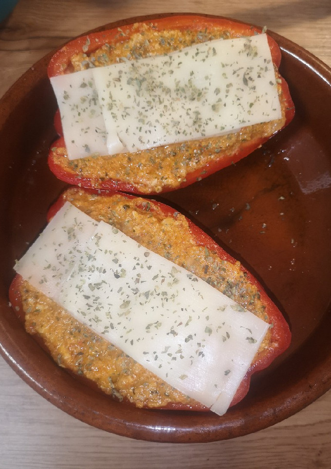 Una foto de Pimientos rellenos de picada de cerdo y bechamel de queso