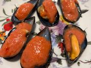 Una foto di cozze al pomodoro
