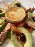 Ensalada de melva, aguacate, tomate, con queso de cabra tostado