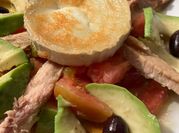 Una foto de ensalada con melva