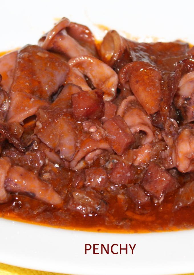 Una foto de Chipirones con jamón ibérico en salsa