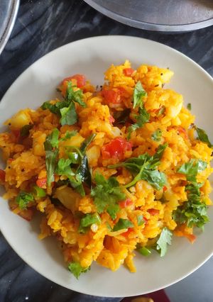 પૌવા બટાકા (Pauva Bataka Recipe In Gujarati) રેસીપી મુખ્ય ફોટો