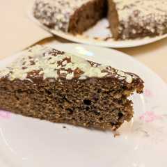 Una foto de Bizcocho de oreo y maría hojaldrada, con cobertura de chocolate negro y blanco
