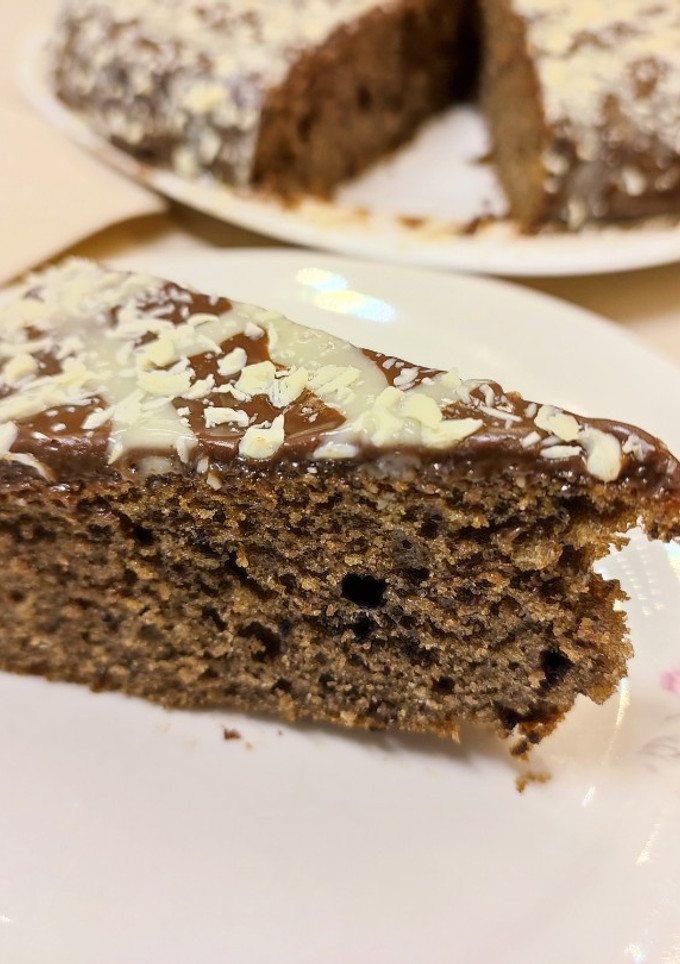 Una foto de Bizcocho de oreo y maría hojaldrada, con cobertura de chocolate negro y blanco