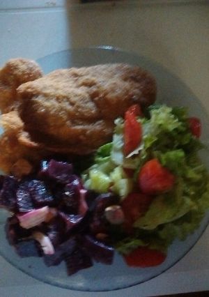 Una foto de Milanesas de pollo con ensaladas