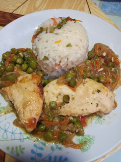 Una foto de Pollo arvejado y arroz con cariño y un toque de Cathy