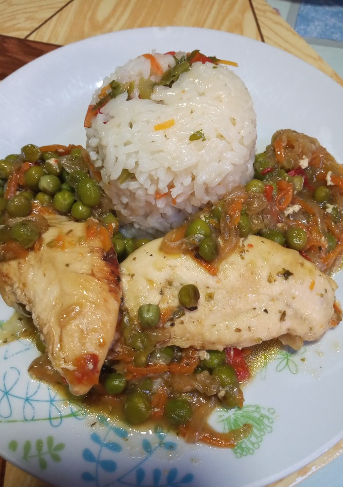 Una foto de Pollo arvejado y arroz con cariño y un toque de Cathy