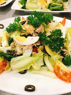 Hình của món Salad Nicoise.