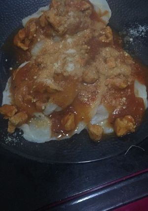Una foto de Cappelettis de pollo zanahoria cebolla y queso con salsa