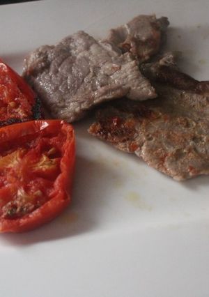 Una foto de Cabezada de cerdo con tomate al grill