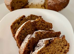 Una foto de Budín de banana y nueces 🍌🌰🥮