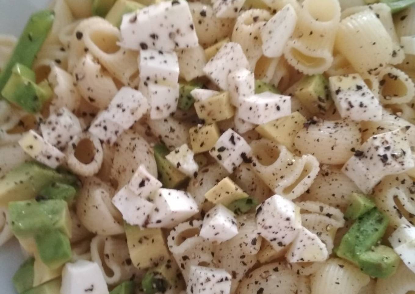 Pasta con queso fresco y aguacate