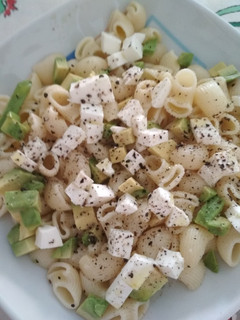 Una foto de Pasta con queso fresco y aguacate