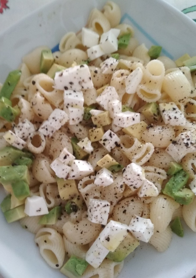 Una foto de Pasta con queso fresco y aguacate
