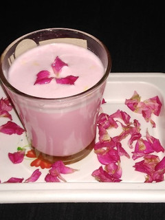 रोज़ मिल्क शेक (Rose milk shake recipe in Hindi) रेसिपी मुख्य फोटो