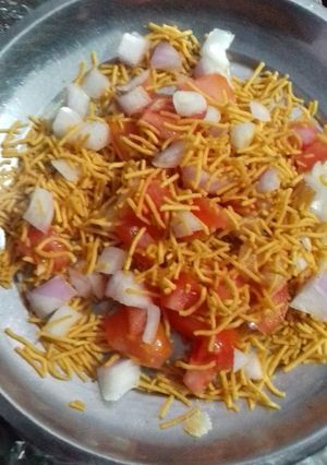A picture of Bhel puri.