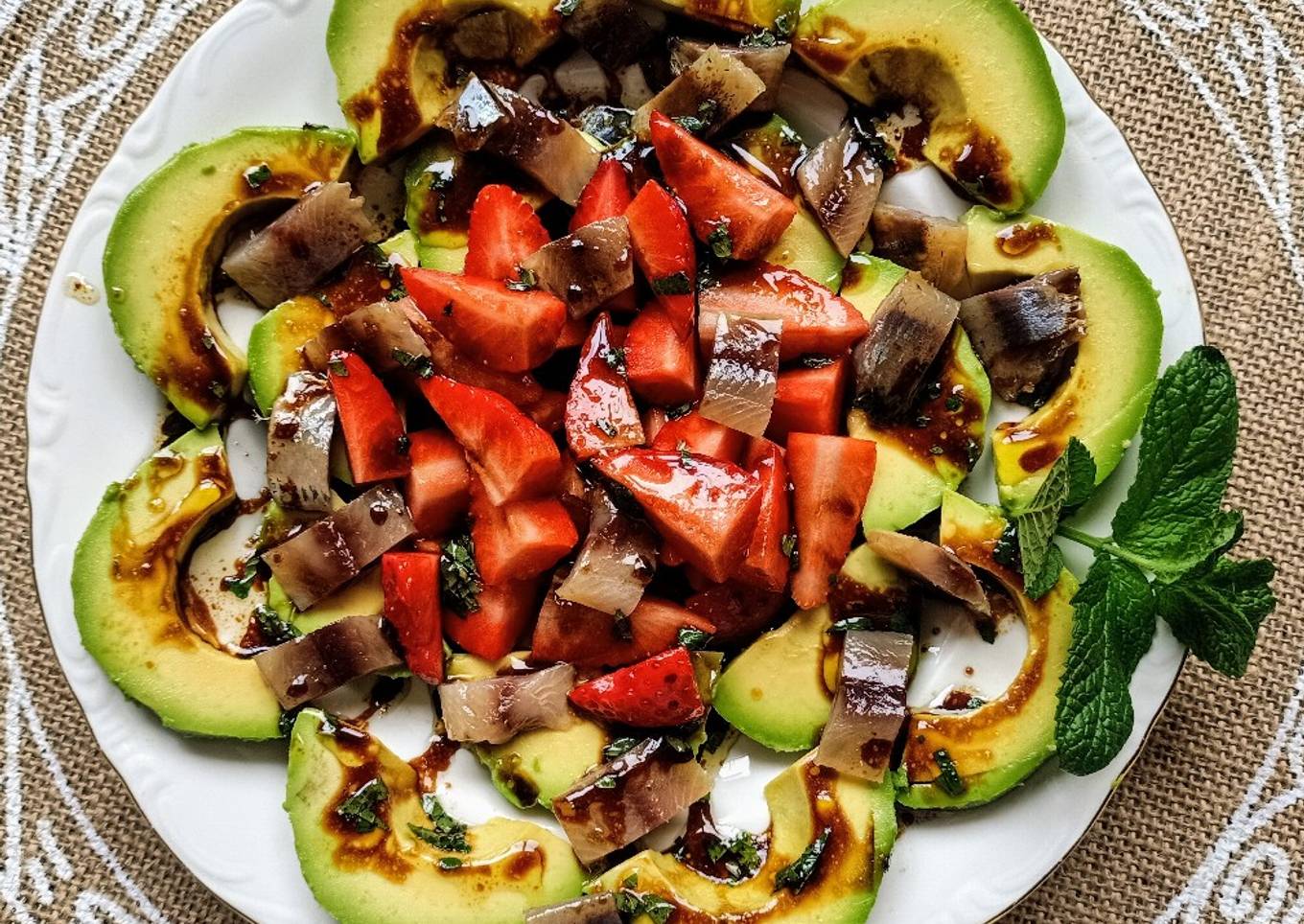 Ensalada de aguacate, anchoas naturales, fresas y hierbabuena