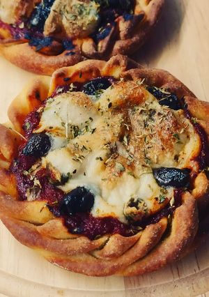 A picture of Mediterranean Mini Pizzas for Appetizers.