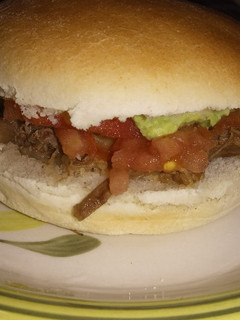 Una foto de Sándwich mechada 😋😋
