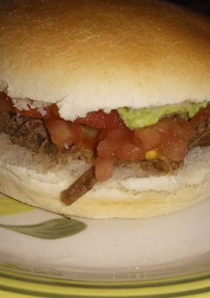 Una foto de Sándwich mechada 😋😋
