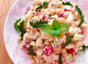 Hình của món 🌱 Salad Đậu Gà & Trái Cây Thuần Chay (Vegan).