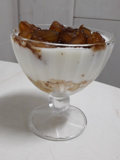Una foto de Yogur con manzana caramelizada
