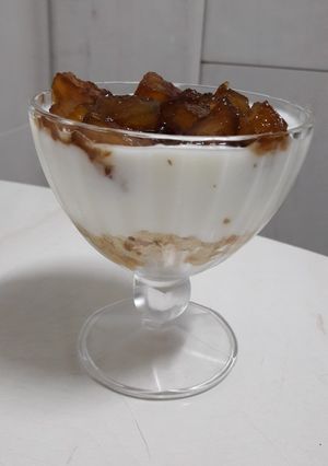 Una foto de Yogur con manzana caramelizada