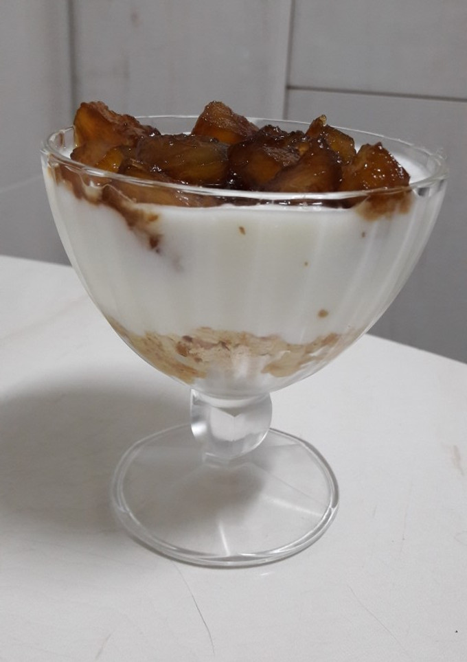 Una foto de Yogur con manzana caramelizada