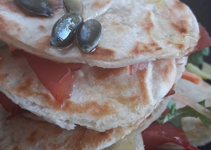 Millefoglie di piadina con stracchino e bresaola