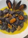 Gnocchi di patate viola in salsa di zafferano e cozze