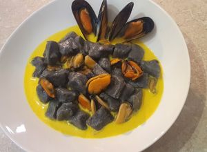 Foto di Gnocchi di patate viola in salsa di zafferano e cozze