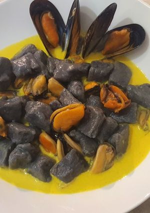 Foto di Gnocchi di patate viola in salsa di zafferano e cozze