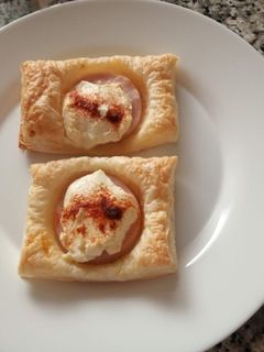 Una foto de Hojaldres de pavo y queso de untar