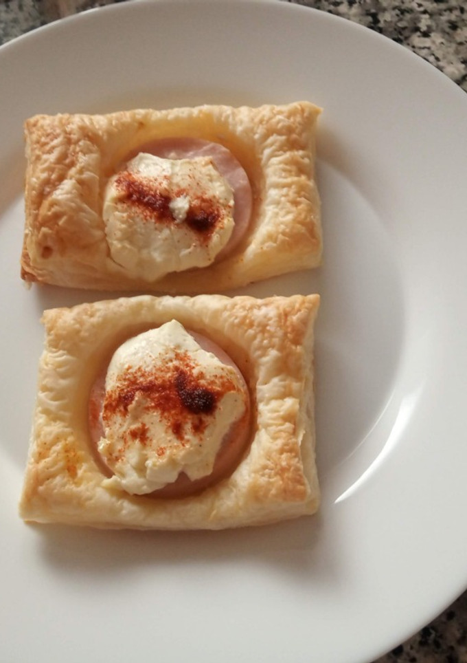 Una foto de Hojaldres de pavo y queso de untar