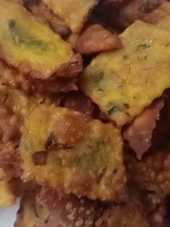 મેથી ની ભાજી ના સક્કરપારા (Methi Bhaji Shakkarpara Recipe In Gujarati) રેસીપી મુખ્ય ફોટો
