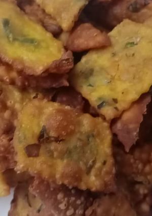 મેથી ની ભાજી ના સક્કરપારા (Methi Bhaji Shakkarpara Recipe In Gujarati) રેસીપી મુખ્ય ફોટો