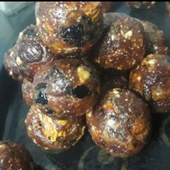 A picture of Healthy dry fruit ladoo.