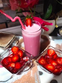 صورة لوصفة سموثي الفراولة 🍓 والموز 🍌 🤤🤤