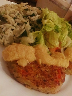Una foto de Hamburguesas de quinoa con arroz verde y ensalada (vegano)