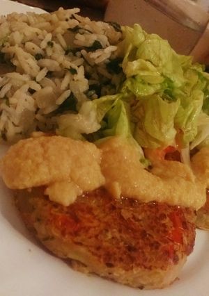 Una foto de Hamburguesas de quinoa con arroz verde y ensalada (vegano)