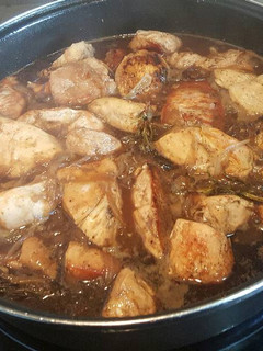 Una foto de Pollo con miel y vino
