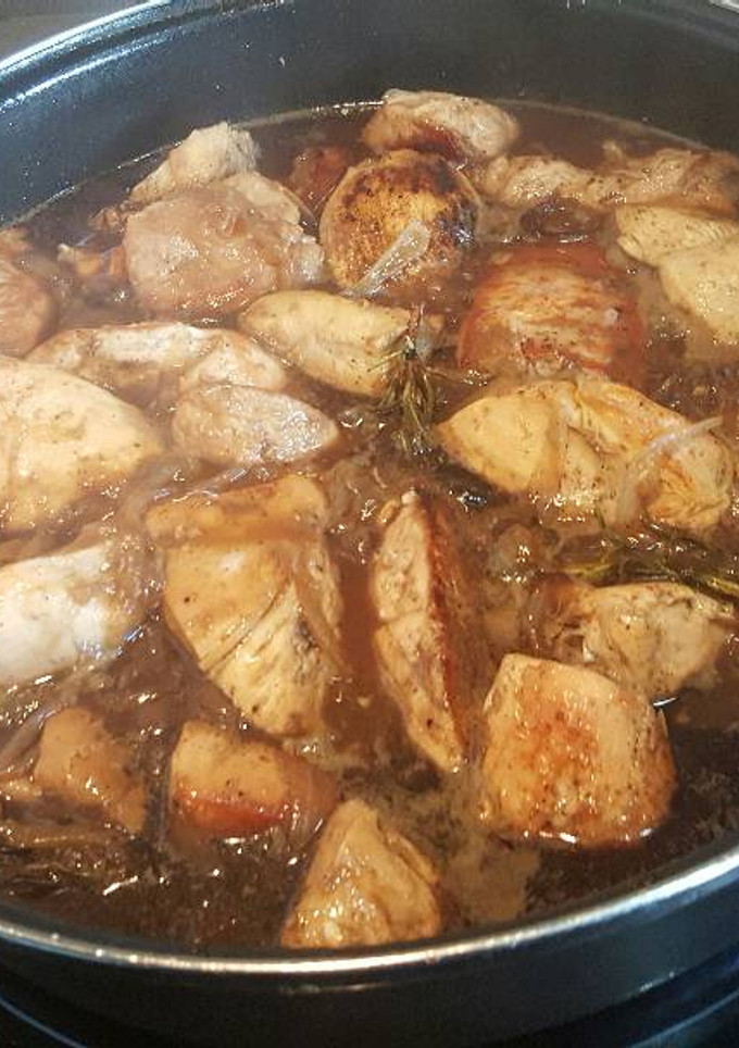Una foto de Pollo con miel y vino