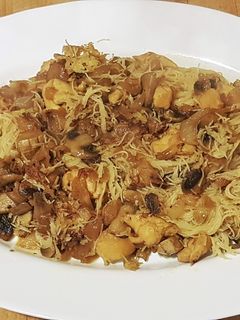 Una foto de NoodlesThai Stile de Pollo y Champiñones con Jengibre y Cúrcuma