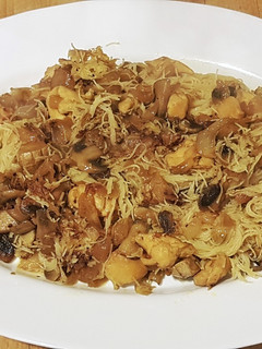 Una foto de NoodlesThai Stile de Pollo y Champiñones con Jengibre y Cúrcuma