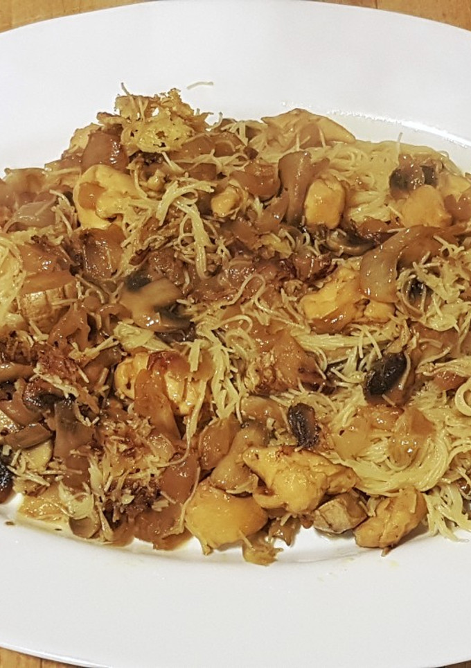 Una foto de NoodlesThai Stile de Pollo y Champiñones con Jengibre y Cúrcuma