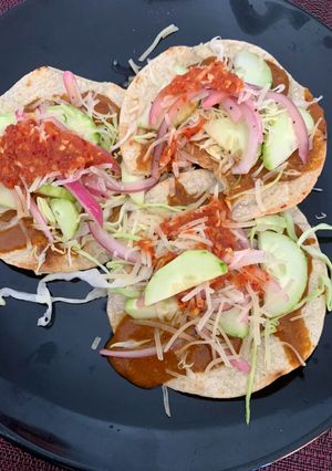 Una foto de Tostadas de frijoles puercos