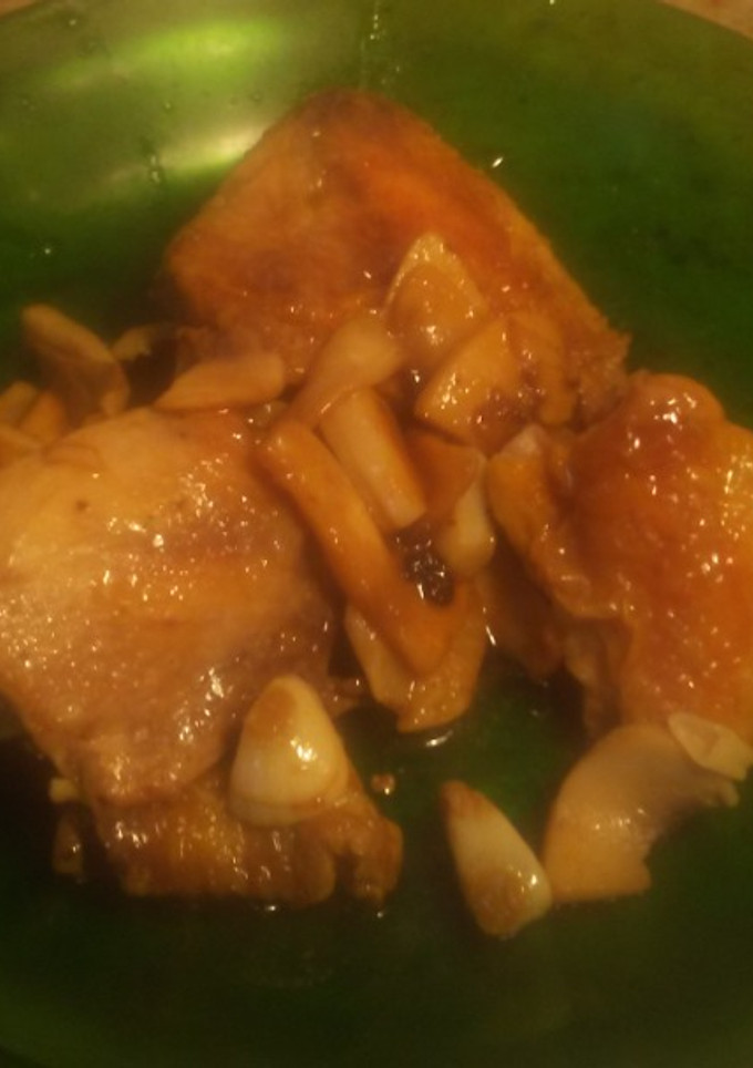 Una foto de Pollo al ajillo con champiñones